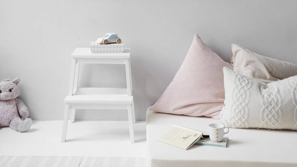 Chambre au mur peint en gris clair