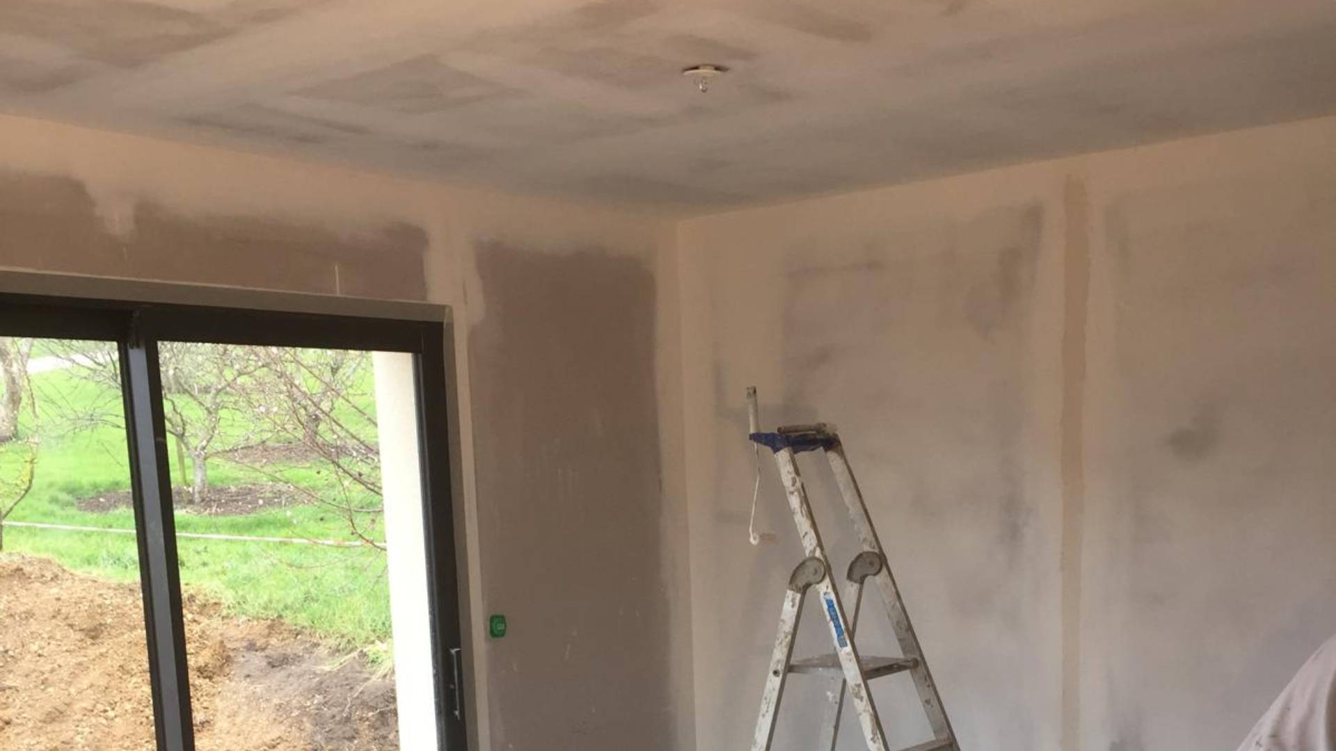 Murs et plafond en plaques de plâtre, bandes et enduit repris avant mise en peinture
